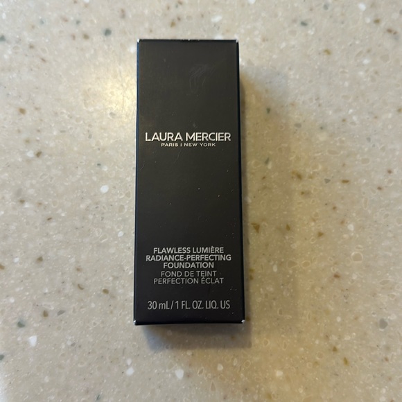 Laura Mercier Flawless Lumiere Radiance Perfecting Foundation 1W1 Ivory - Picture 1 of 5